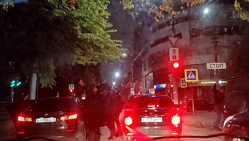 Автоледи на BMW оштрафовали за дискотеку в центре Саратова