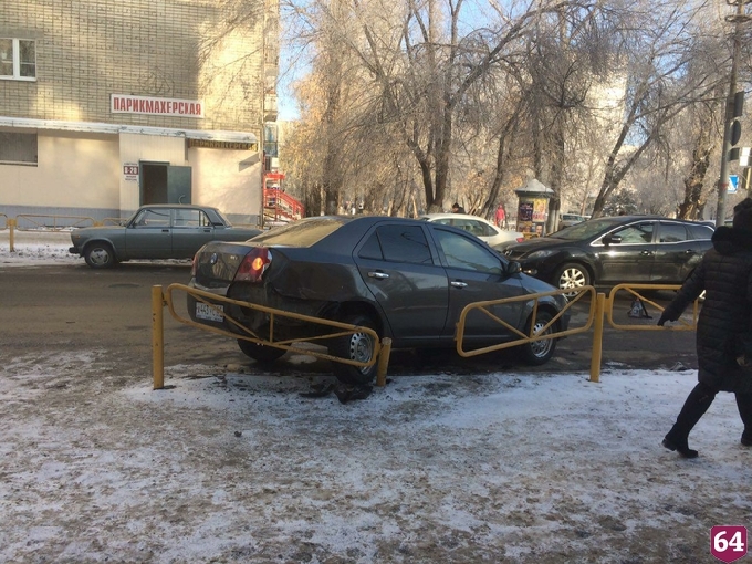 В центре Саратова Geely протаранила дорожное ограждение