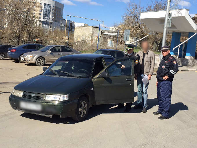 Приставы арестовывали машины должников на Славянской площади
