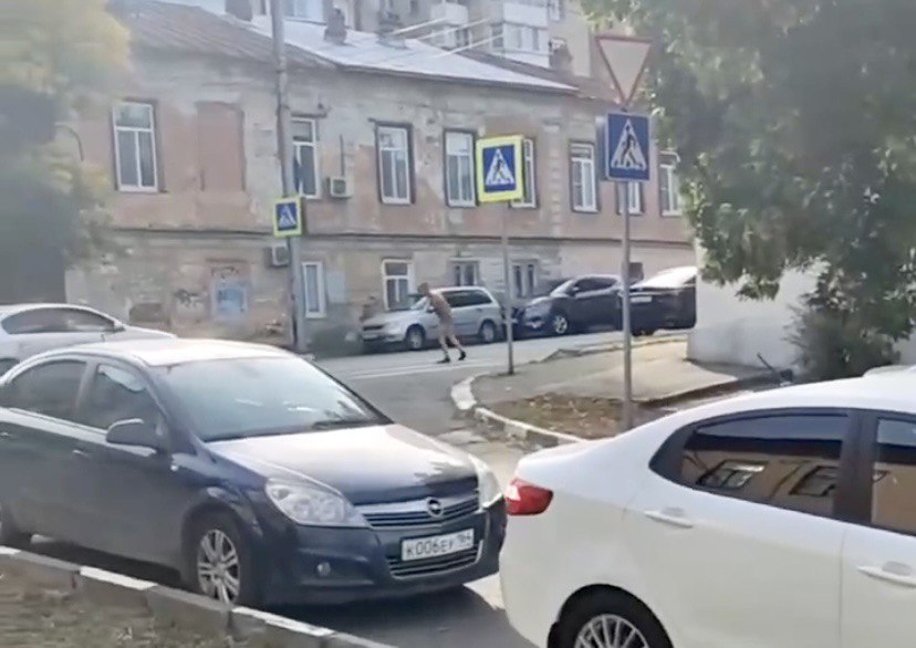 В центре Саратова полуголый мужчина с криком кидался на машины