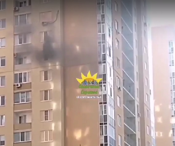Саратовские пожарные тушили электросчетчик в высотке 