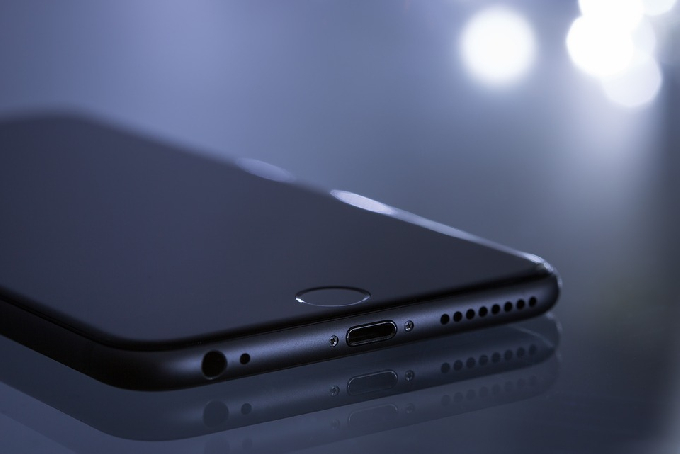 Молодой вор вынес два телефона Apple из вскрытого офиса
