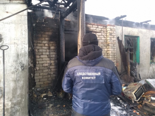 Возбуждено дело по факту гибели 4 человек на пожаре под Саратовом