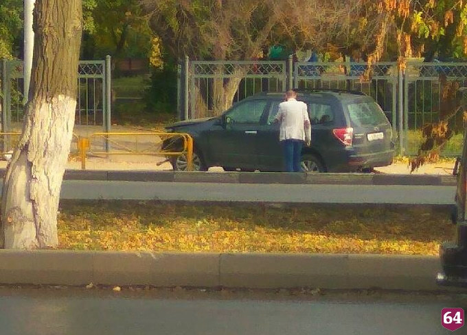 В Саратове еще один автомобиль снес ограждение
