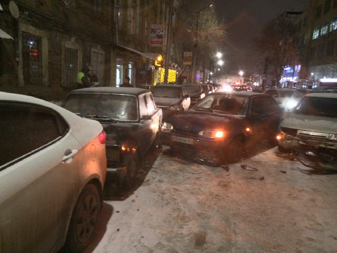В центре Саратова из-за гололеда столкнулись 4 автомобиля