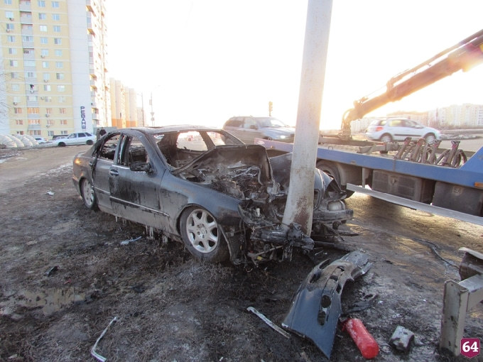 Водитель «Мерседеса» протаранил столб и скрылся с места аварии