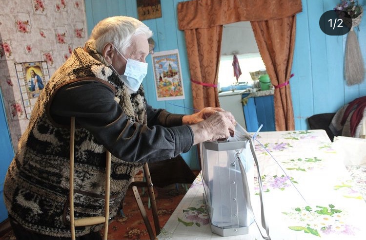 Пожилые жители Саратовской области голосуют на участках и дома