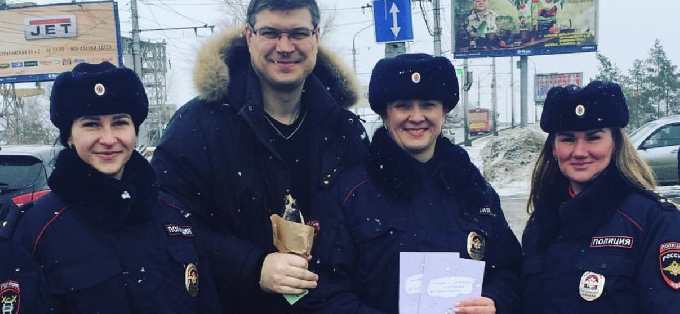 Инспекторы ГИБДД дарили саратовским водителям воблу