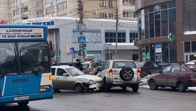 На Чапаева произошло массовое ДТП с автобусом и маршруткой