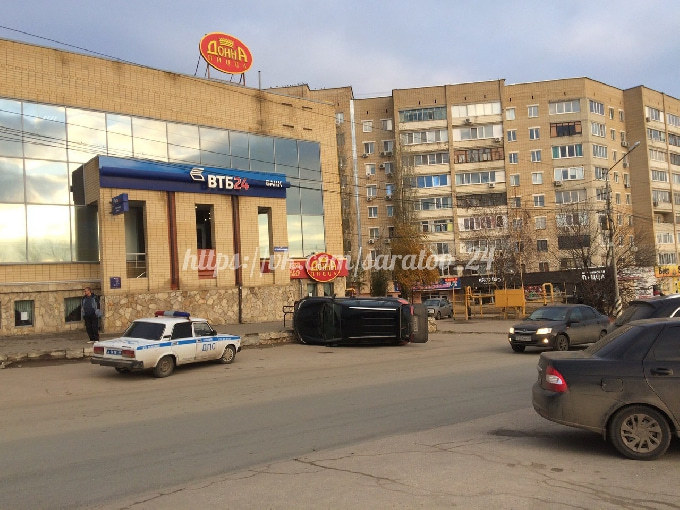 В Саратове рядом с торговым центром перевернулся внедорожник