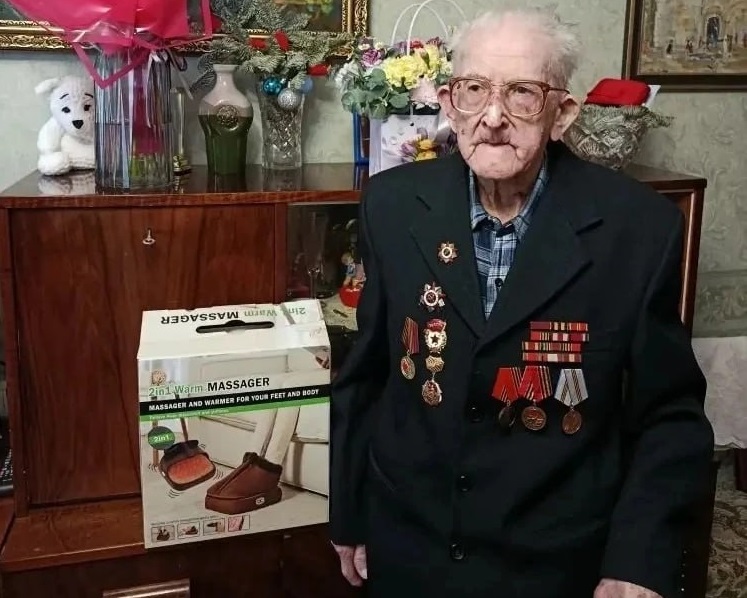 Саратовские работники культуры поздравили с Днем Победы 99-летнего художника