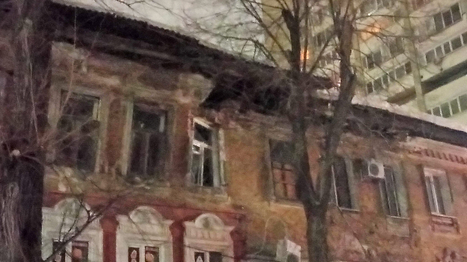 Саратовцев защитили от опасного дома с падающей стеной