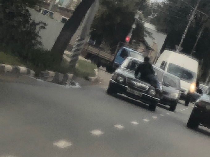 Автомобилист на капоте провез мужчину по Энгельсу 