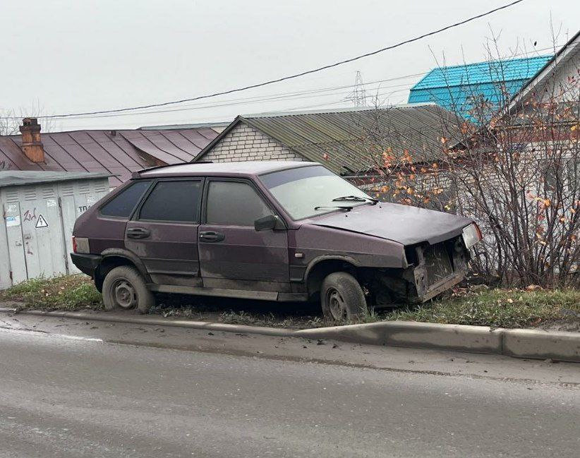 На улицах Саратова нашли еще два десятка брошенных автомобилей 