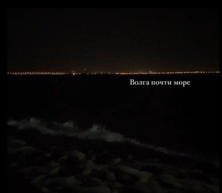 Жители Саратова сравнили «взволнованную» Волгу с морем