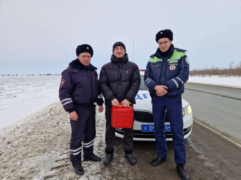 Саратовские автоинспекторы помогли водителю с беременной пассажиркой