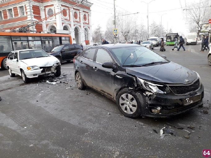 В центре Саратова авария на перекрестке спровоцировала серьезный затор