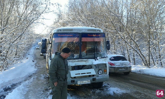 Автобус врезался в буксующий грузовик у Монахова пруда