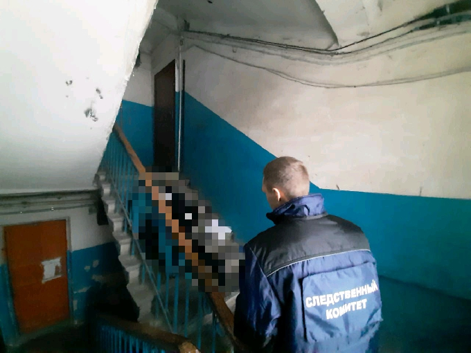 Жильцы дома нашли в подъезде мертвого соседа 