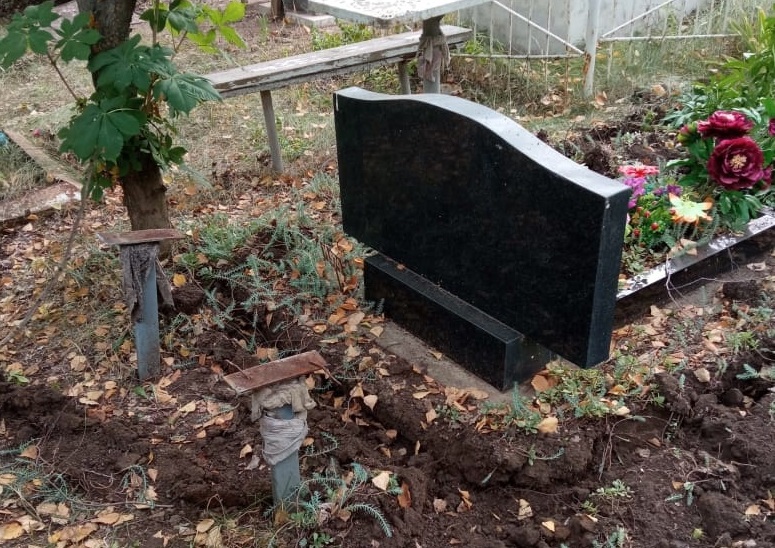 Вандалы разграбили могилы на городском кладбище