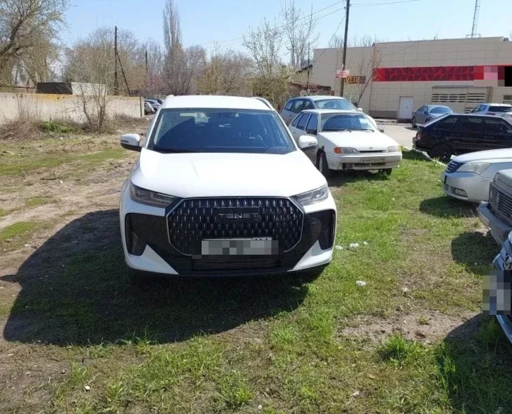 В Энгельсе водителей массово штрафуют за парковку на газоне