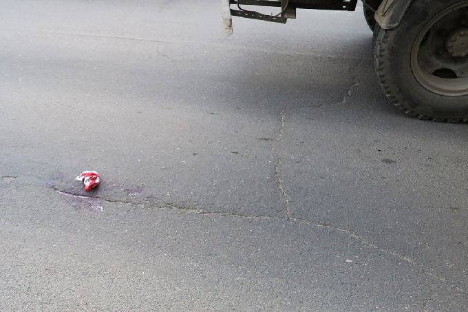 Женщина вышла из-за автобуса и попала под колеса грузовика