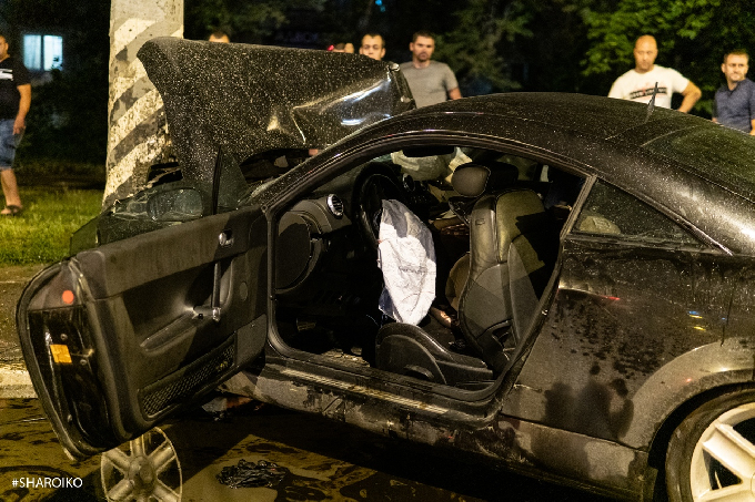 В Энгельсе «Ауди» с московскими номерами врезалась в столб
