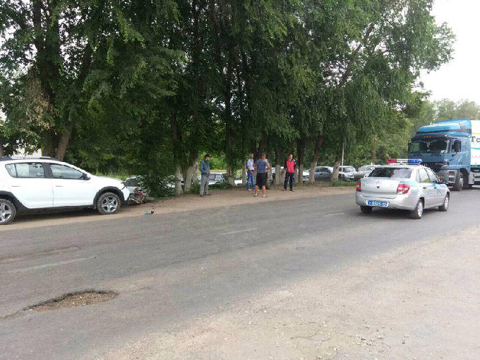 Мотоциклист госпитализирован после столкновения с «Рено» на обочине