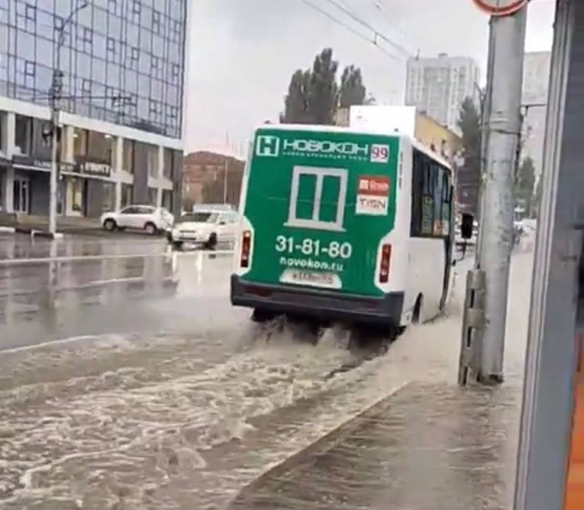Краевед в ливень провел экскурсию со «сплавом» по Саратову