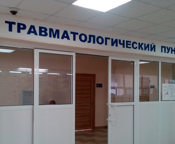 Девушка с приятелем переломала молодому человеку пальцы