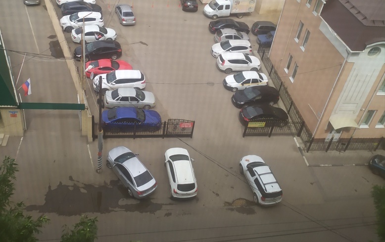 В Энгельсе автохама «вежливо» предупредили кирпичом
