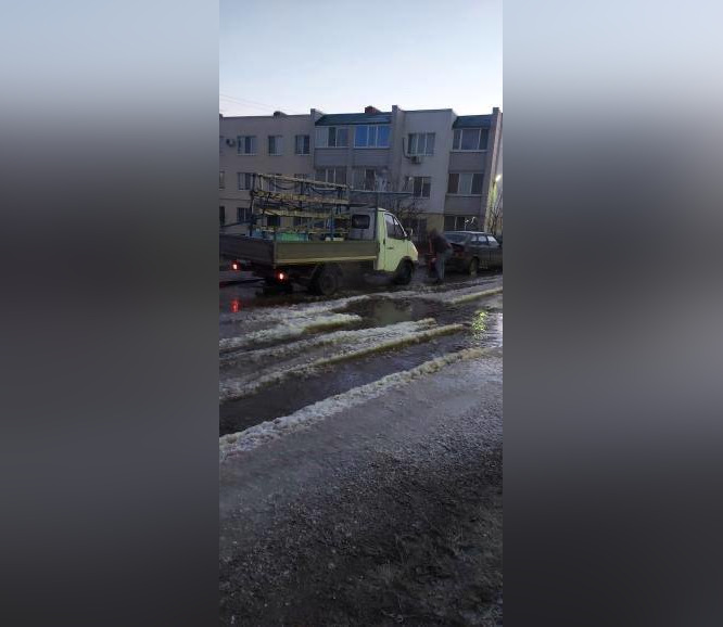 В Саратове из-за коммунальной аварии машины вмерзли в лед