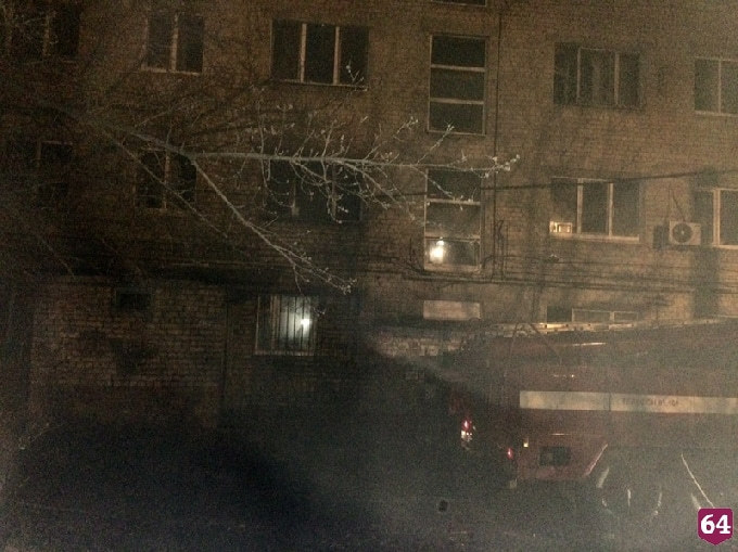 Саратовцы помогли мужчине выбраться из горящей квартиры через окно 