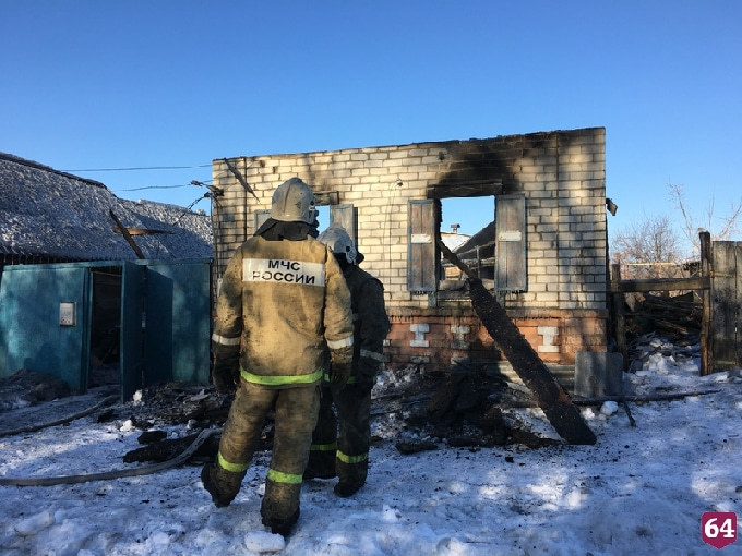 Пожарные обнаружили на диване сгоревшее тело женщины 