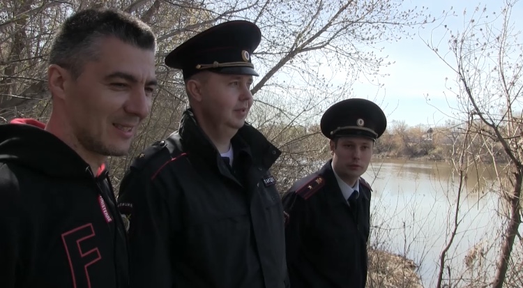 Под Саратовом спасли упавшего в реку и вцепившегося в ветку мужчину