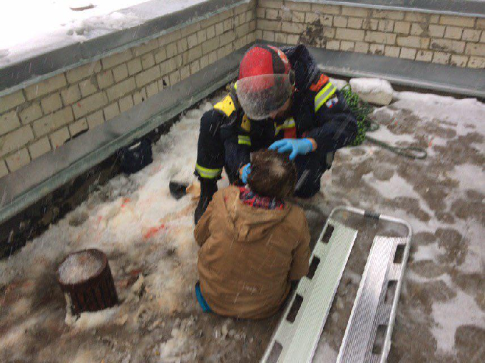 В Саратове из окна 5-го этажа упала женщина