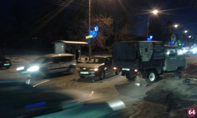 В Саратове «Лада» врезалась в коммунальный грузовик из-за наледи на дороге