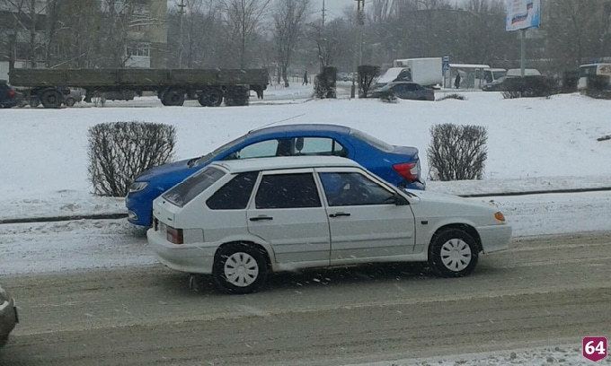 В Саратове Lifan врезался в иномарку на вспомогательной дороге