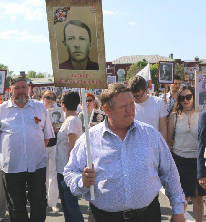 Панков с тысячами саратовцев прошел в колонне «Бессмертного полка»
