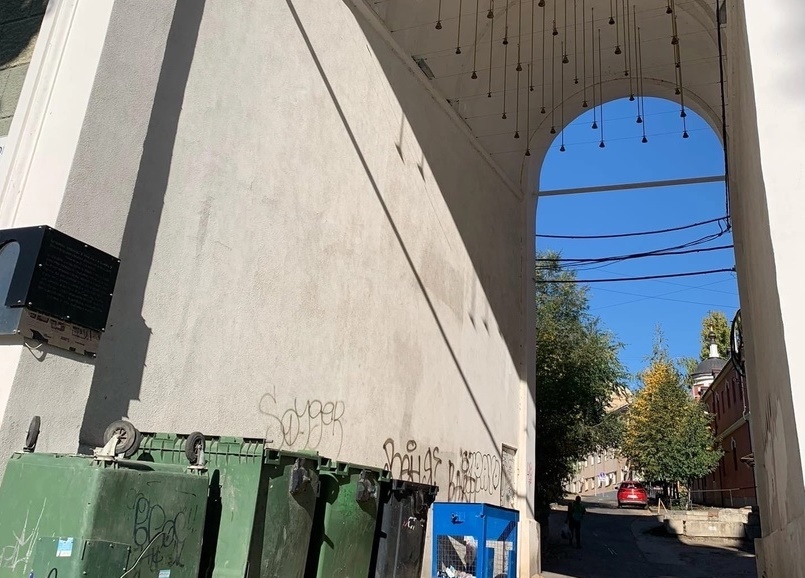 В Саратове арку-звонницу заставили мусорными баками