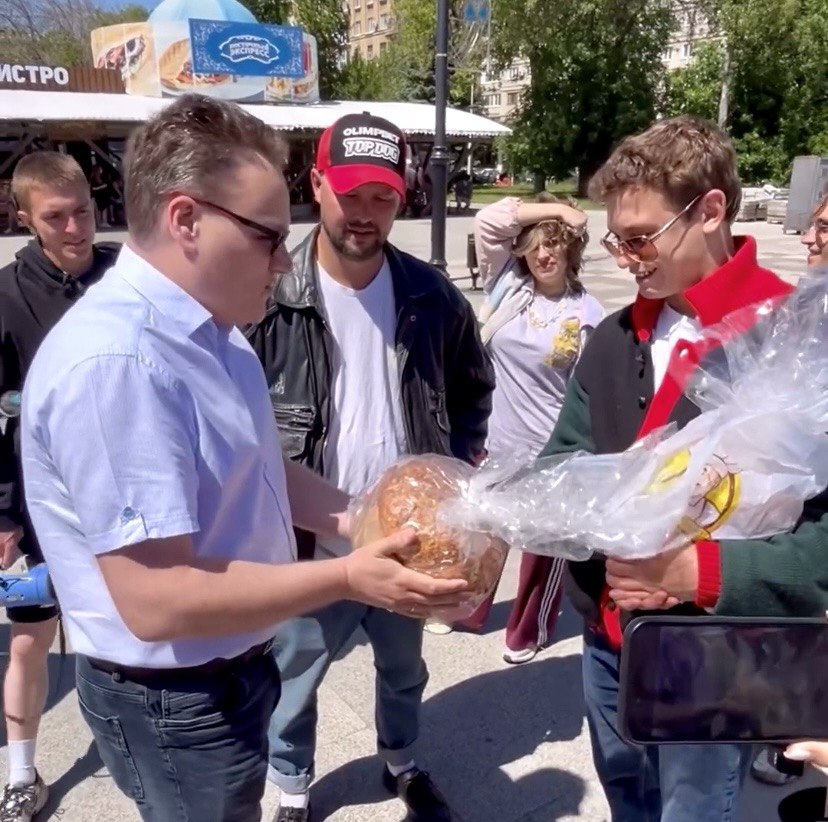 Никите Кологривому вручили легендарный саратовский калач