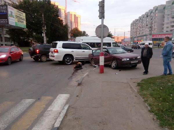 В аварии с Land Cruiser пострадала пожилая пара и 9-летний мальчик