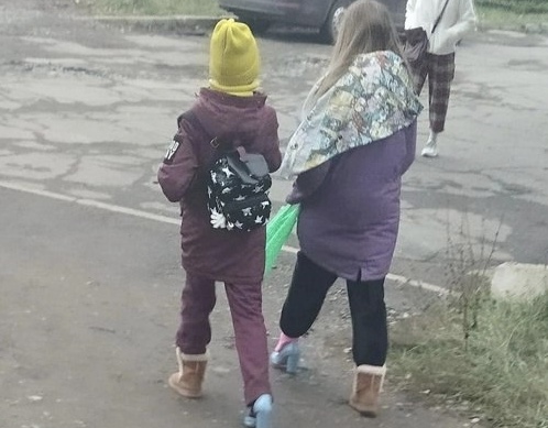 Саратовцев насмешили девочки в одной паре туфель на двоих