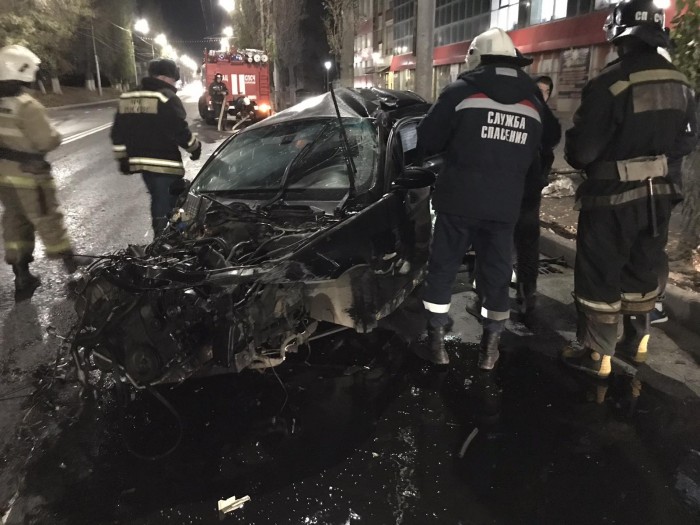В Саратове 20-летний водитель разбил BMW о столб