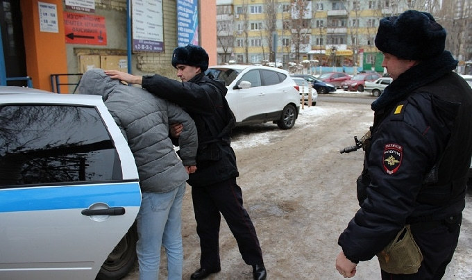 В Саратове задержали серийных похитителей аккумуляторов 