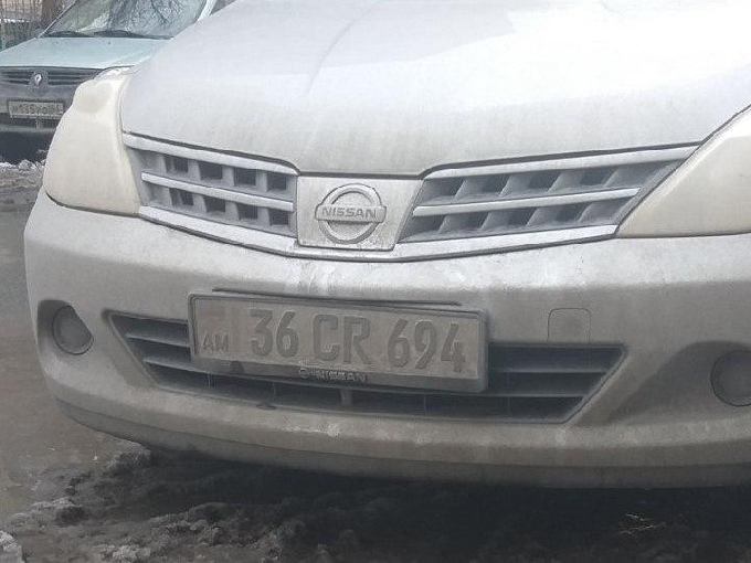 В Саратове Nissan с армянскими номерами помешал ремонту трубопровода 