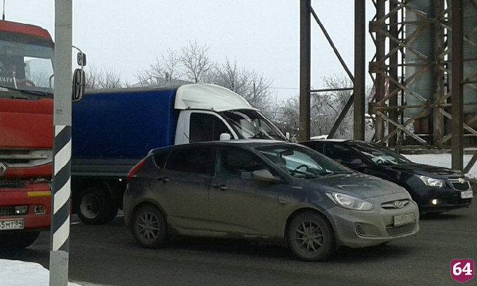 В Саратове автоледи устроила ДТП и спровоцировала пробку