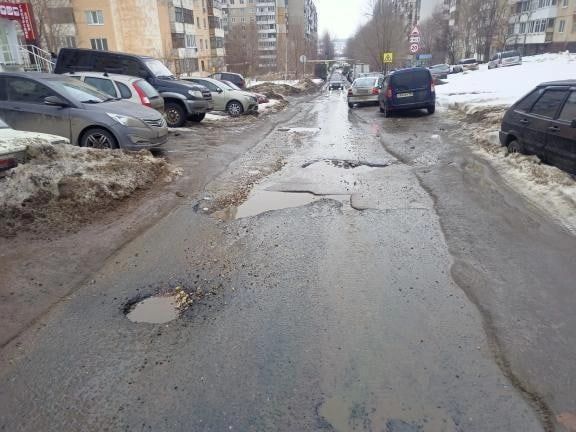 Жители рассказали о «полосах препятствий» на дорогах Саратова