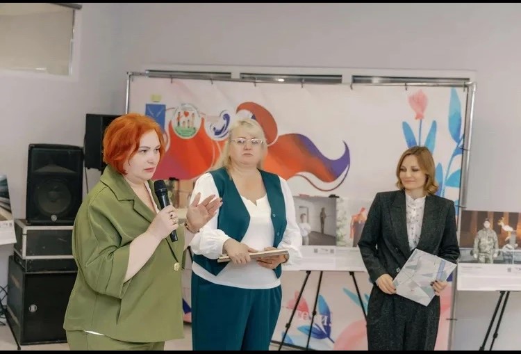 В Саратовской области открыли фотовыставки в поддержку материнства и детства