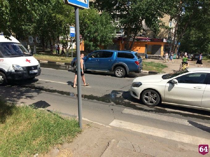 В Солнечном «Мерседес» на переходе сбил женщину